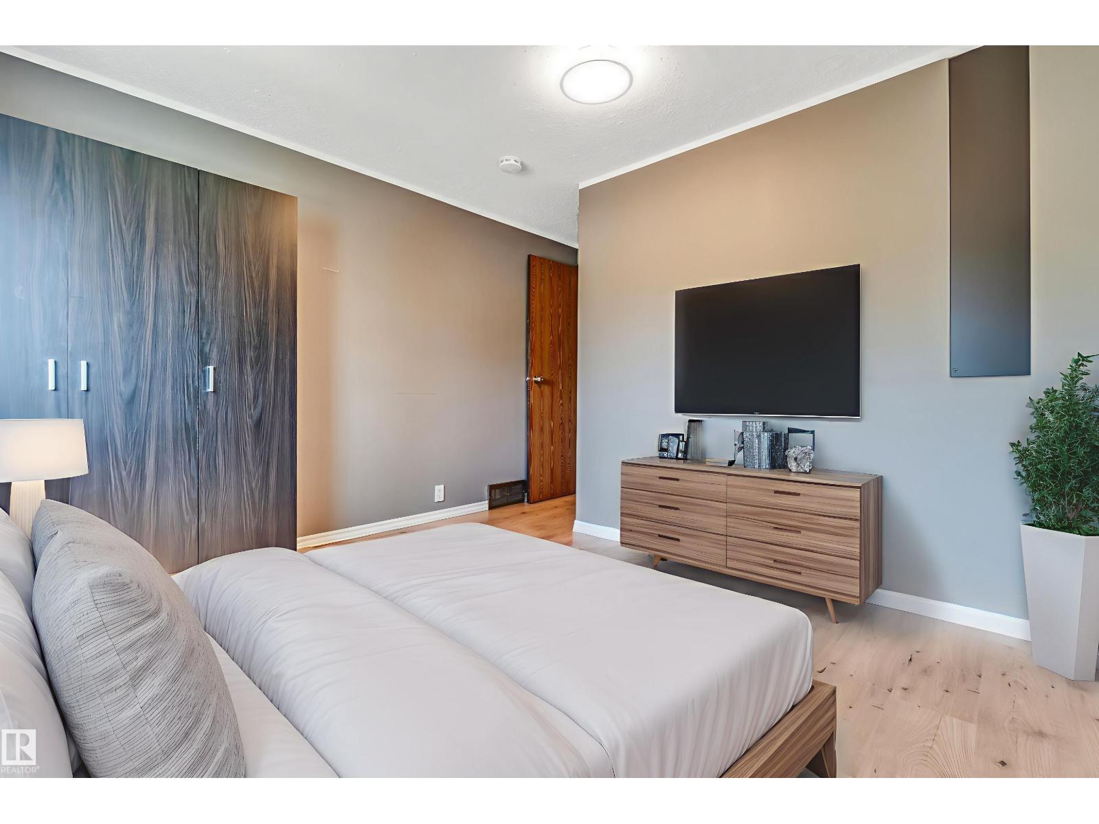 1303 37 ST NW