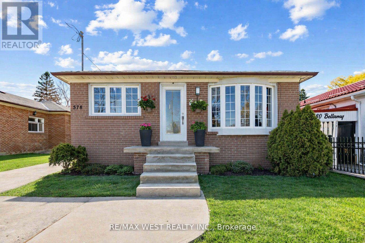 Photo 1 of 18 — 578 BELLAMY ROAD N, Toronto (Woburn), ON M1H1G4