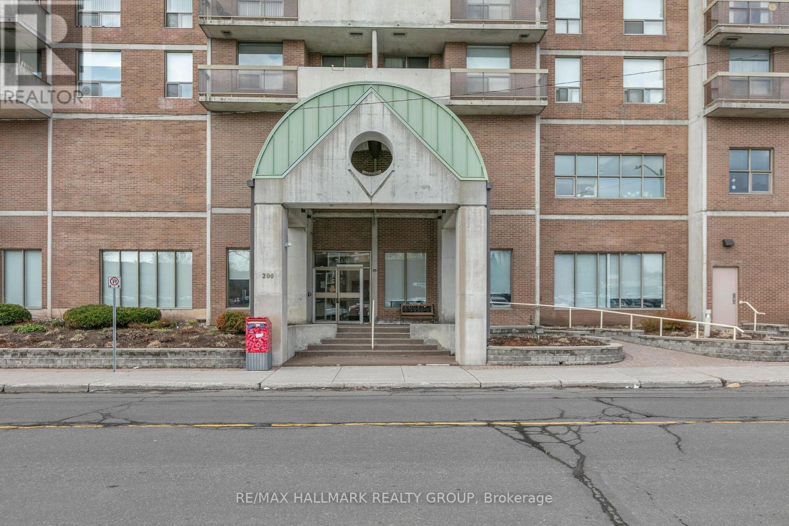 401 - 200 LAFONTAINE AVENUE E