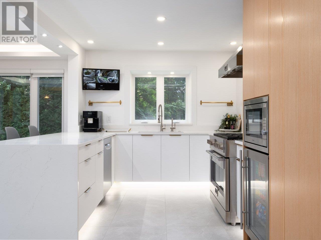 4283 CAPILANO ROAD