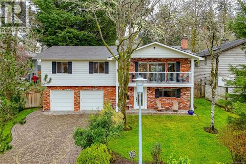 920 Woodhall Dr Saanich BC V8X3L8