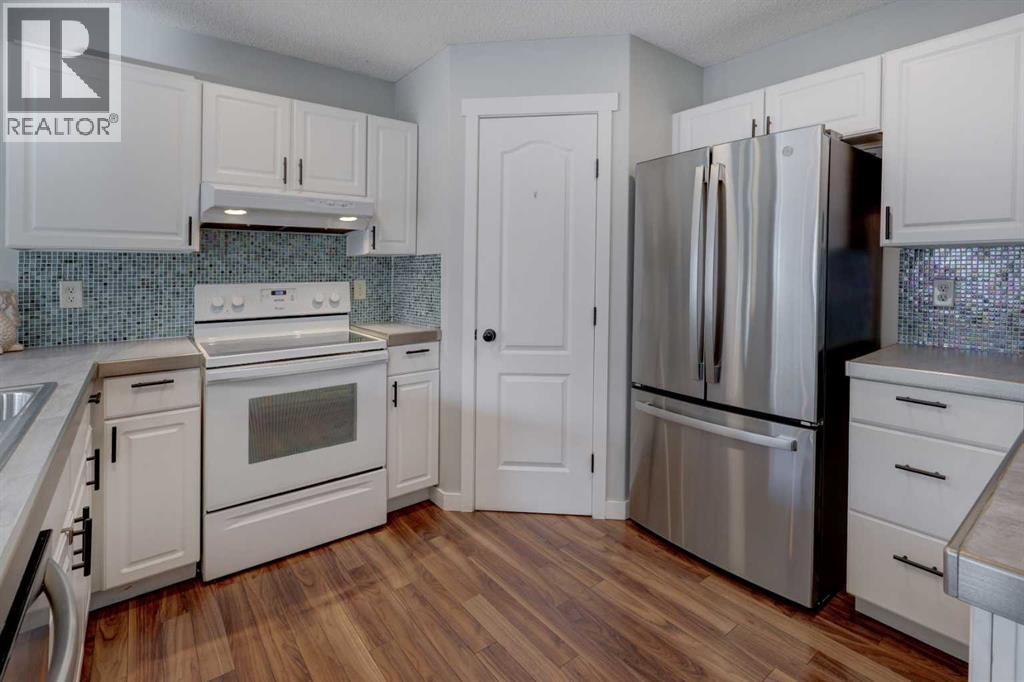 124 Stonegate Close NW