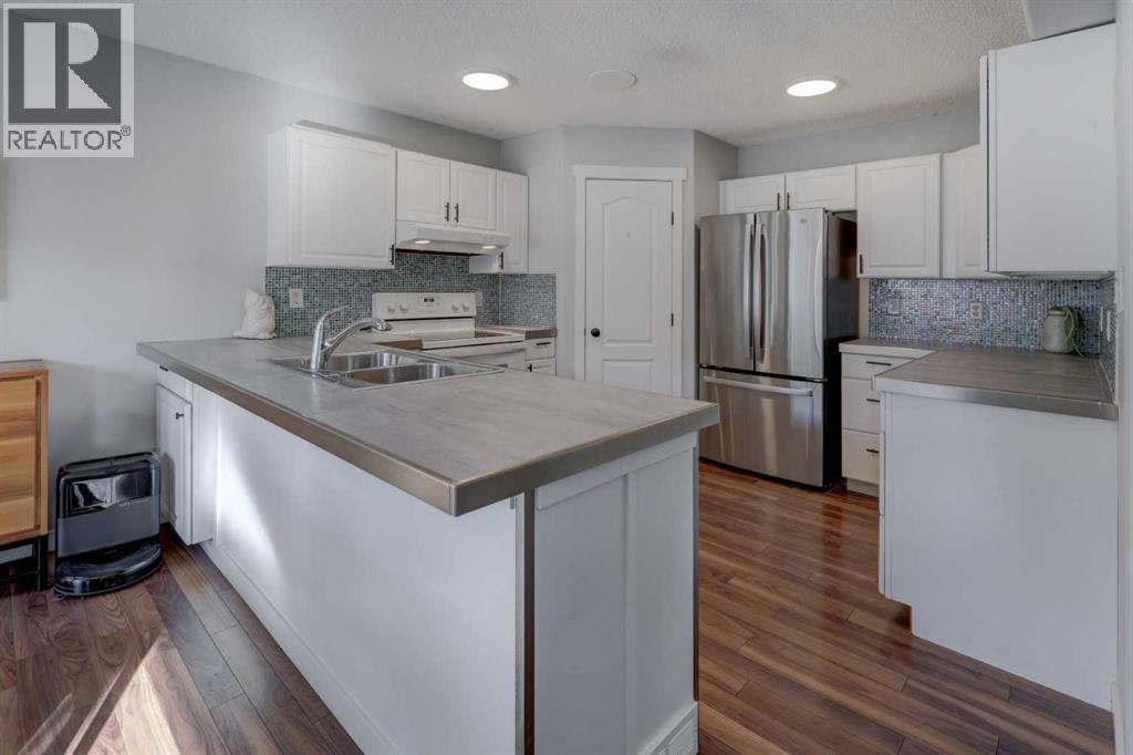 124 Stonegate Close NW