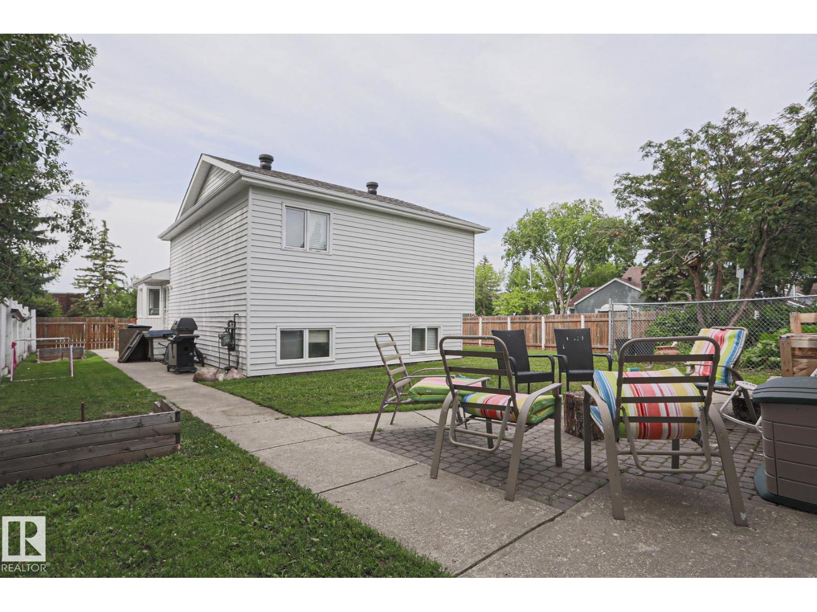 1439 80 ST NW