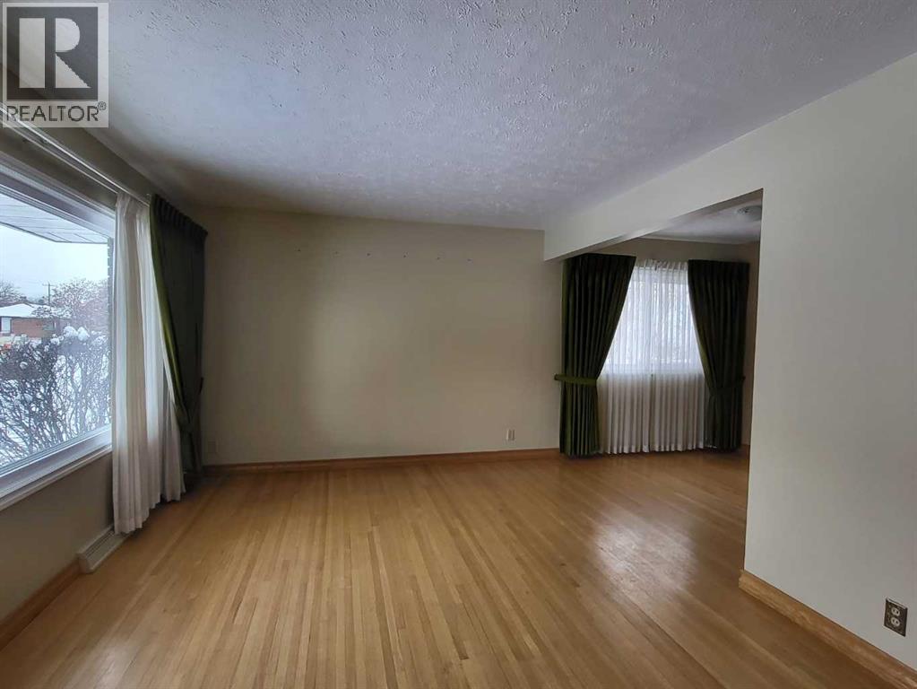 22 Montrose Crescent NE