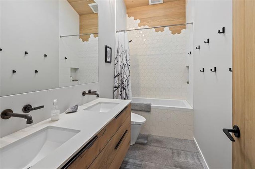 listing image 17290796330442845885