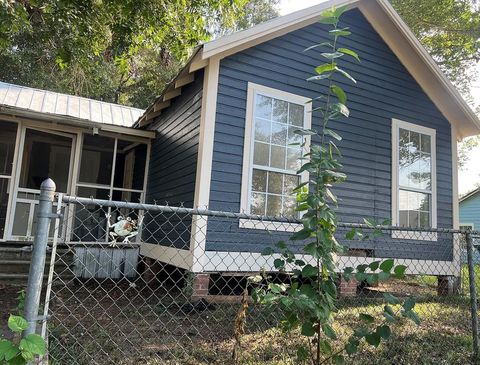 Photo of 526 Tenth Ave, Albany, GA 31701 (MLS # 167067)