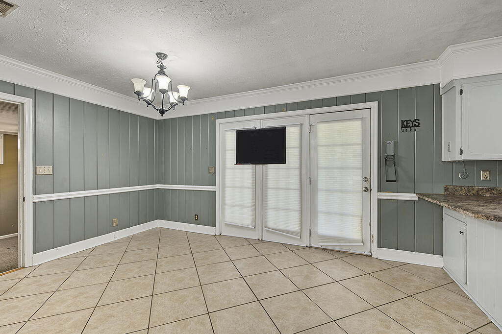 2424 Whispering Pines Cir