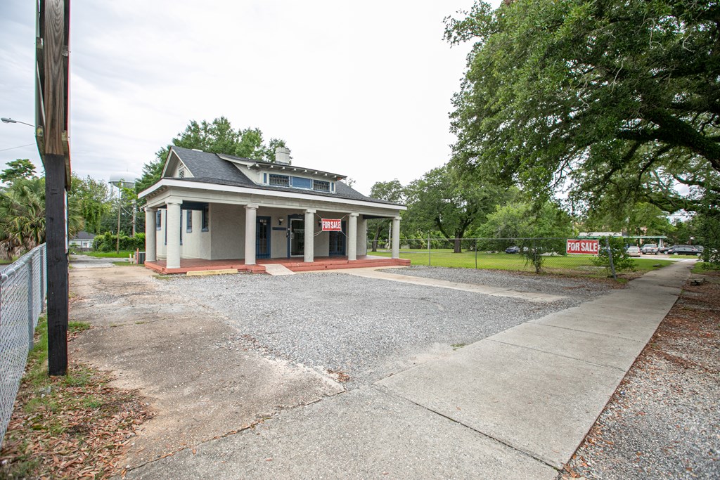 526 W Oglethorpe Blvd