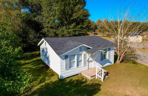 Photo of 434 NE Hamilton Avenue, Dawson, GA 39842 (MLS # 167041)