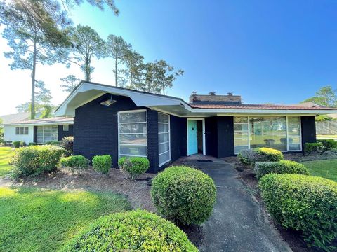 Photo of 1810 Valley Dr, Albany, GA 31707 (MLS # 164181)