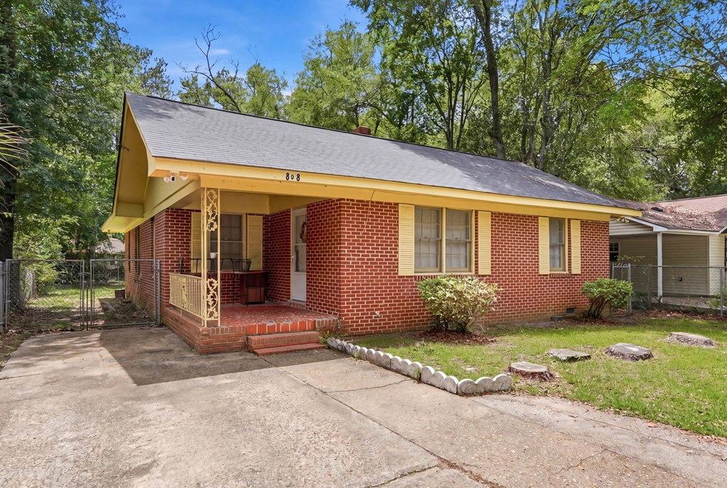 808 Mercer Avenue W