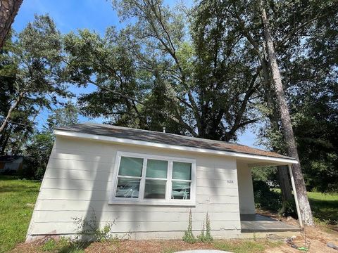 Photo of 910 Highland Avenue W Ave, Albany, GA 31701 (MLS # 166692)
