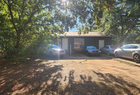 Photo of 2523 Beachview Dr, Albany, GA 31705 (MLS # 167007)
