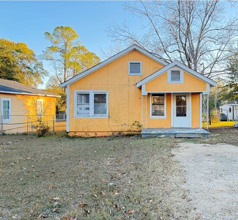 Photo of 1502 E Roosevelt Avenue, Albany, GA 31705 (MLS # 167270)