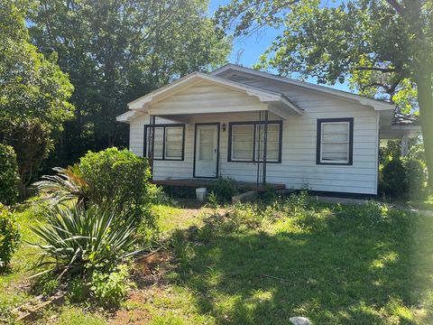 Photo of 411 E Lee Street, Dawson, GA 39842 (MLS # 166809)