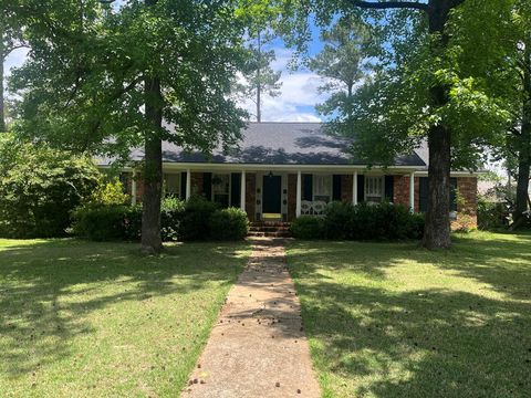 Photo of 2211 Westmorland Dr, Albany, GA 31721 (MLS # 169217)