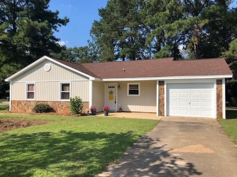 Photo of 140 Creek Drive, Leesburg, GA 31763 (MLS # 166940)