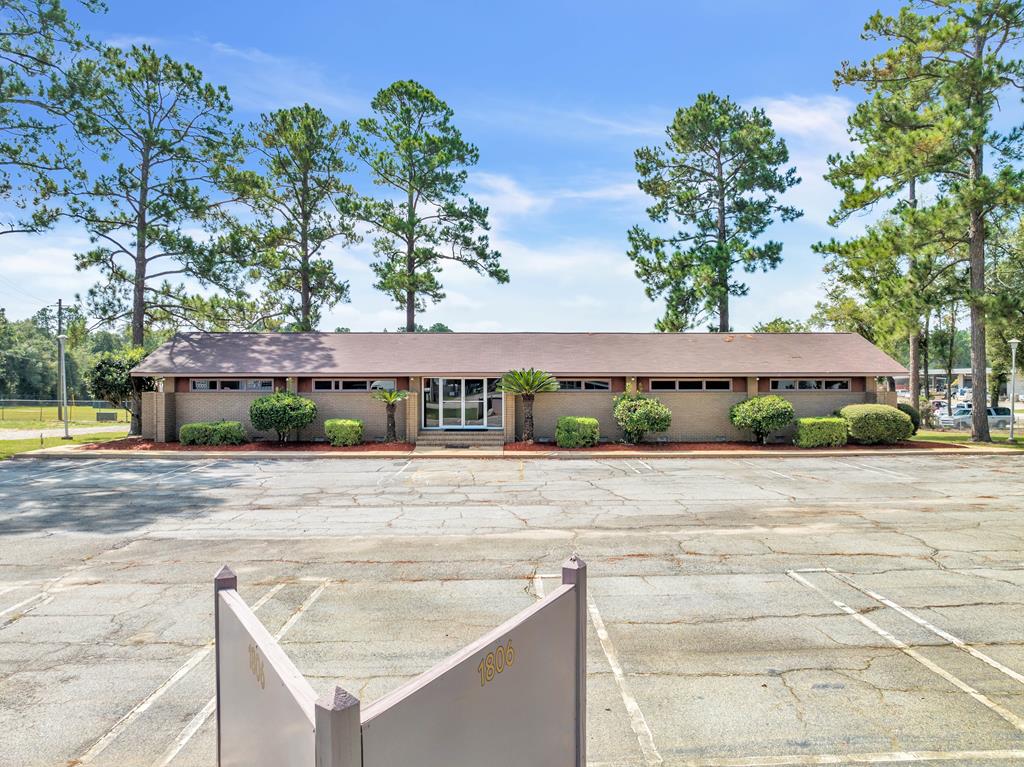 1806 Oakridge Drive