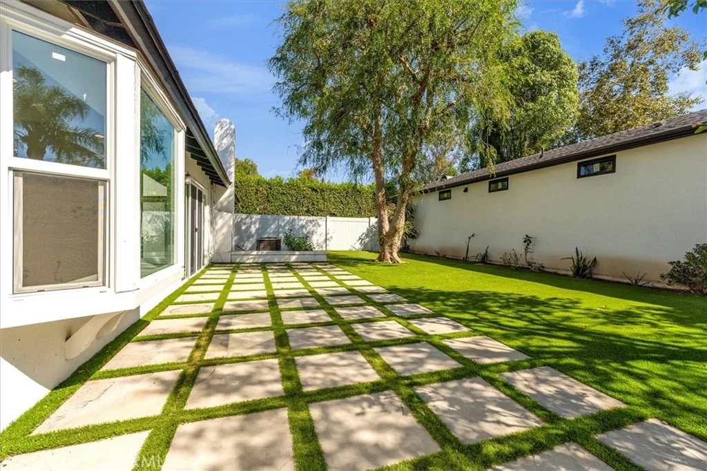 22714 Schoolcraft St, West Hills, CA 91307