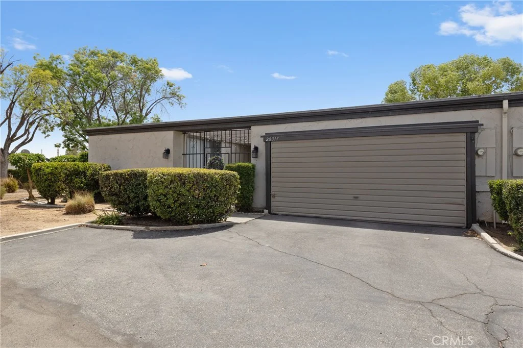 28317 Paseo Grande Dr, Sun City, CA 92586