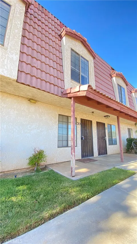 2260 Q4 Avenue E Unit 70, Palmdale, CA MLS: SR25105469