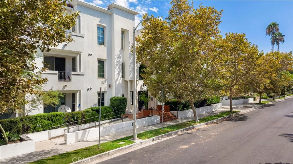 10639 Woodbridge Street Unit 206, Toluca Lake, CA 91602