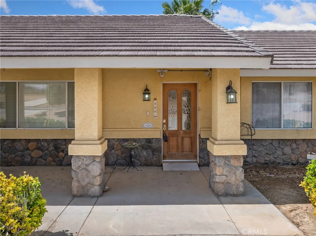 16992 Joshua Rd, Apple Valley, CA 92307