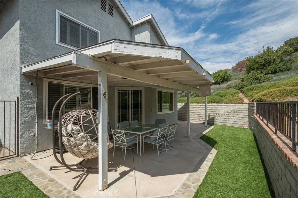 28454 Evergreen Ln, Saugus, CA 91390