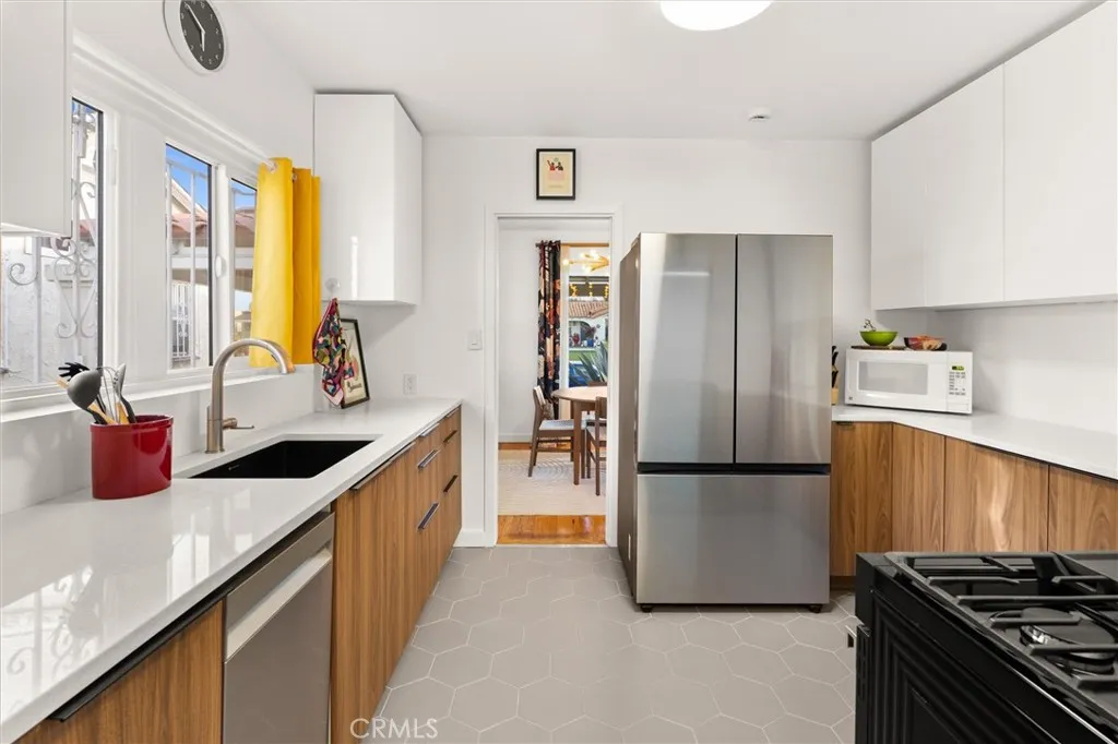 Additional image 13 of 527 W 106th Street, Los Angeles, CA 90044