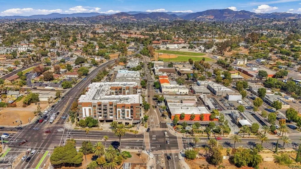 919 Valley Dr, Vista, CA 92084