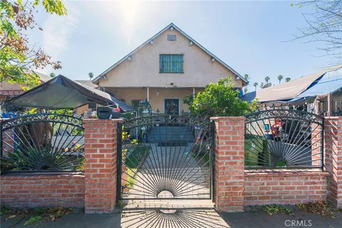 686 E 42nd Place, Los Angeles, CA 90011 - MLS#: PW25015176