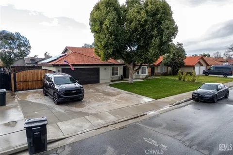 209 Manzanillo Drive, Bakersfield, CA MLS: NS25032023