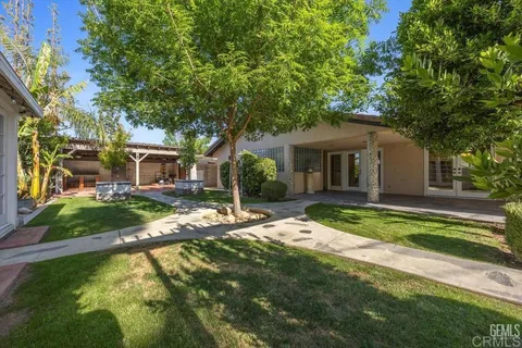 7413 Pembroke Avenue, Bakersfield, CA MLS: PTP2503305