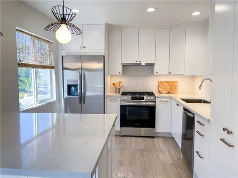 7770 Via Rosa Maria, Burbank, CA 91504 - MLS#: BB25033350