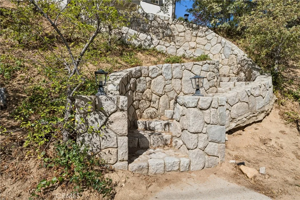 27962 West Shore Rd, Lake Arrowhead, CA 92352