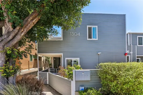 1304 12th Street Unit B, Manhattan Beach, CA MLS: SB25066706