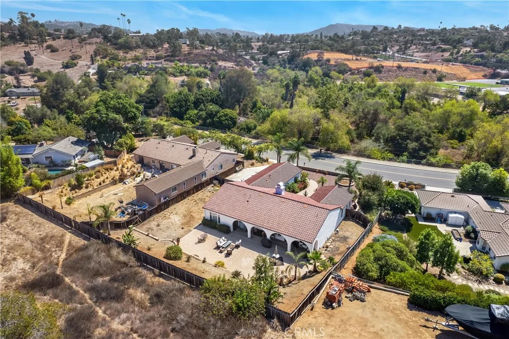 925 Valley Dr, Vista, CA 92084