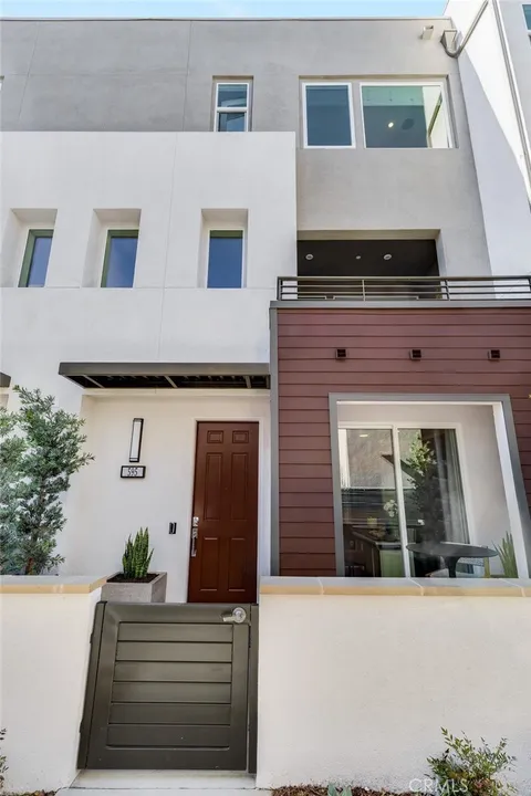 627 S Lyon Street, Santa Ana, CA MLS: OC25072899