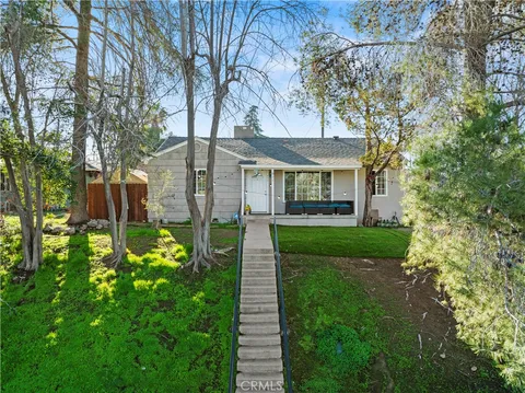 911 University Avenue, Bakersfield, CA 93305 - MLS#: SR25004388
