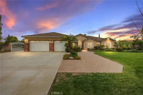 18019 Twin Lakes Drive, Riverside, CA MLS: IV25050703