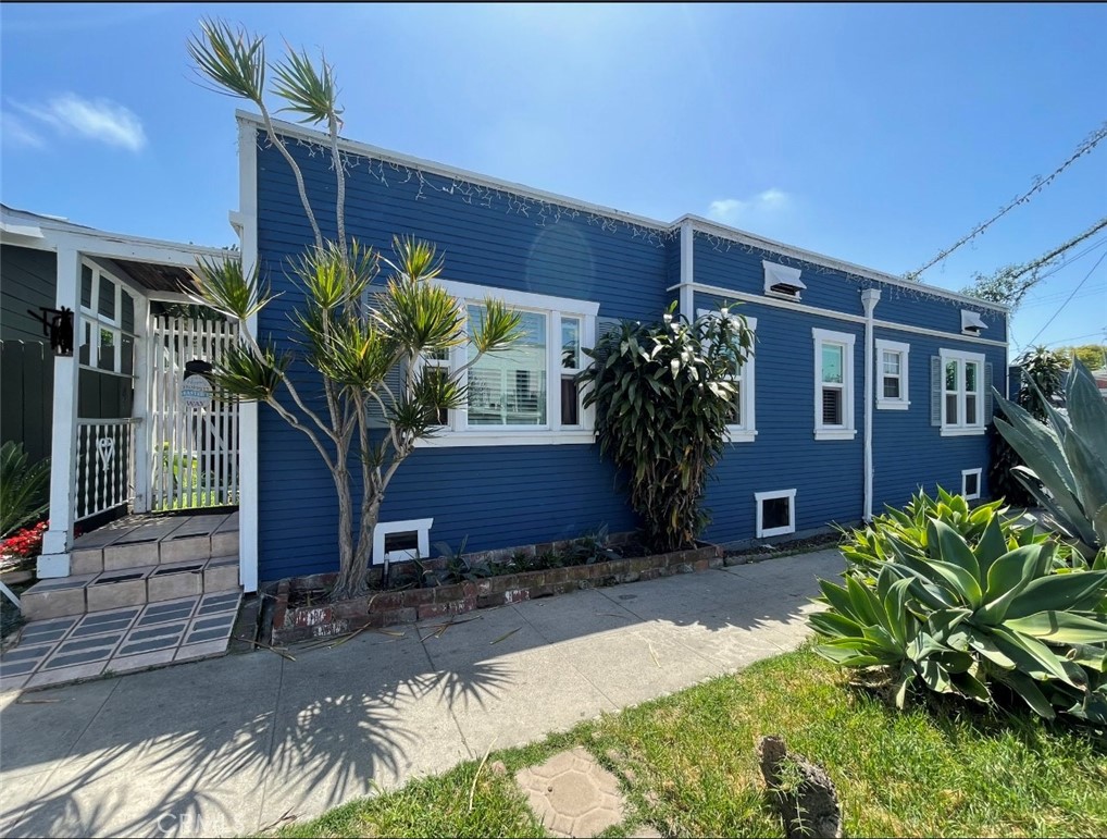 2702 E 11th Street, Long Beach, CA 90804 - MLS#: MB23073614