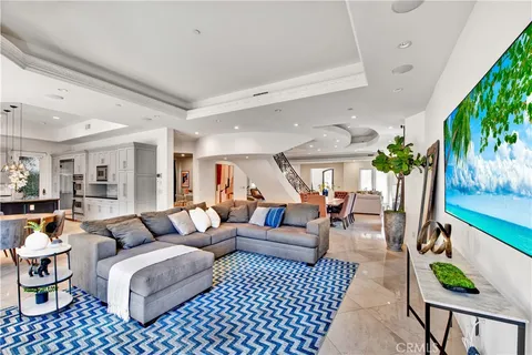 123 N Doheny Drive, Beverly Hills, CA MLS: OC25032823