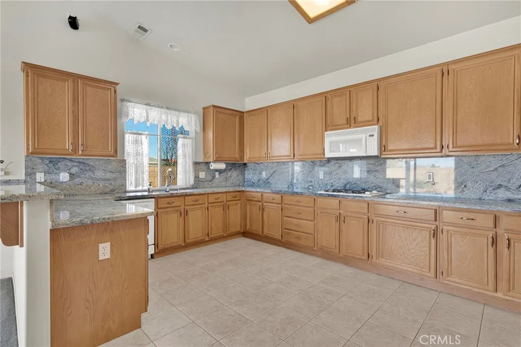 Additional image 61 of 18766 Kitom Rd, Apple Valley, CA 92308