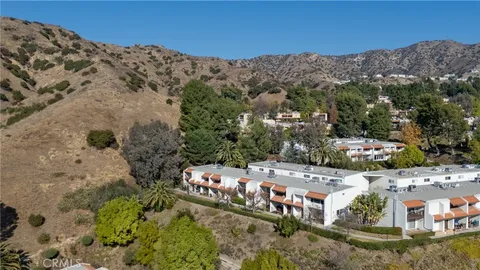 9584 Via Bernardo, Burbank, CA 91504 - MLS#: HD25049743