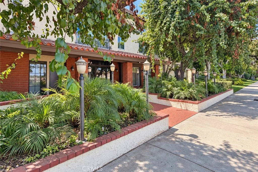 12720 Burbank Blvd Unit 305, Valley Village, CA 91607