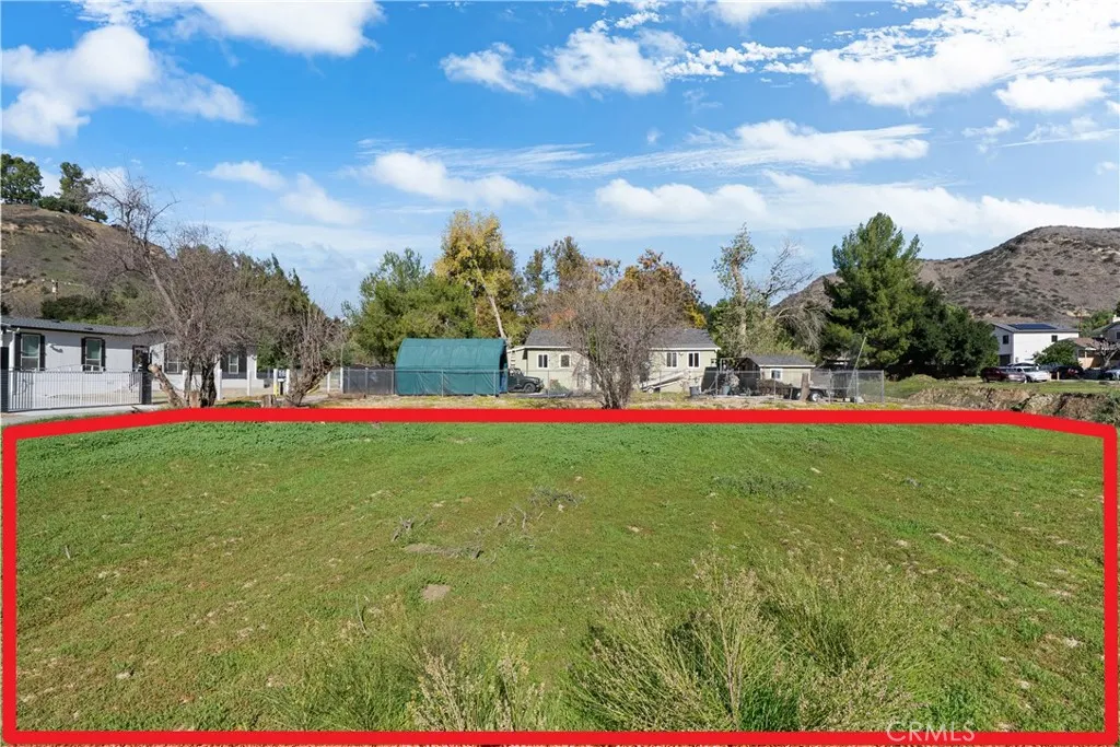 Property image for 2 Taft Ct, Val Verde, CA 91383