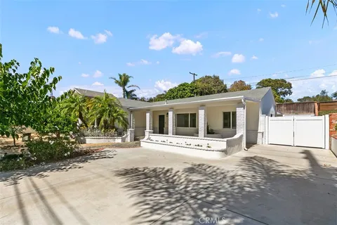 2040 Monrovia Avenue, Costa Mesa, CA 92627 - MLS#: NP25033327