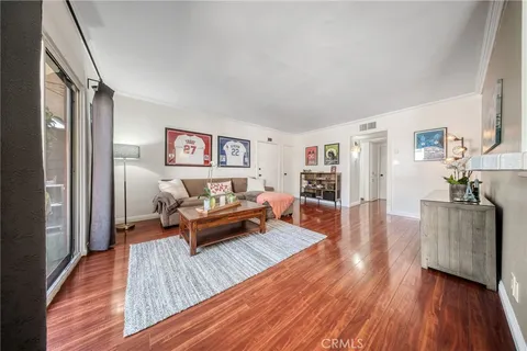 5349 Newcastle Avenue Unit 67, Encino, CA MLS: SR25088230