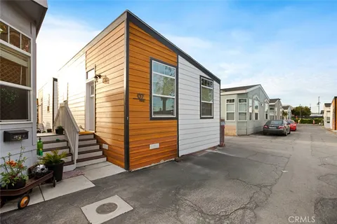 8250 Lankershim BLVD Unit 29, North Hollywood, CA MLS: WS25106382